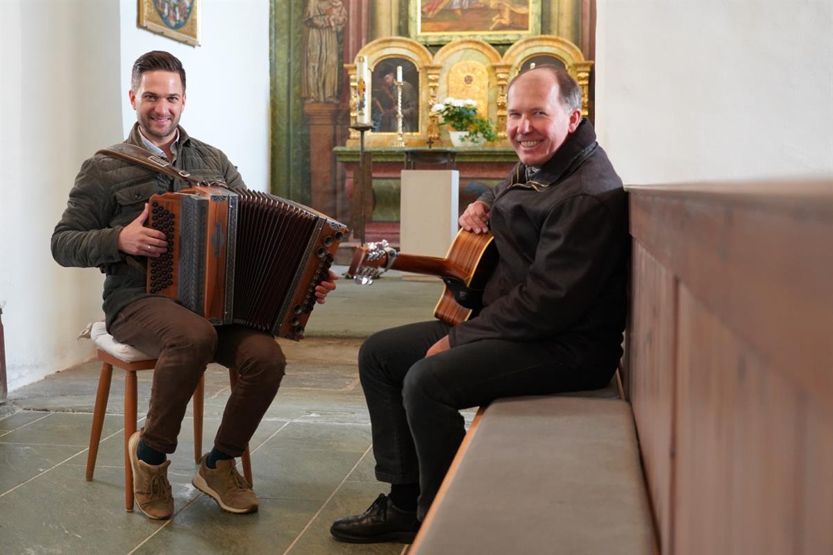 Richard Deutinger und Pfarrer Herk-Pickl bei den Dreharbeiten zu Heimatleuchten in der Pfarrkirche Kathrein