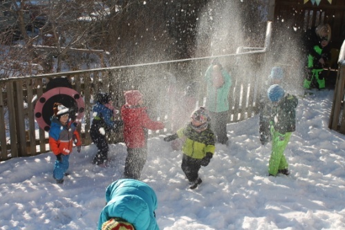 Eine Gruppe von Kindern, die im Schnee spielen
